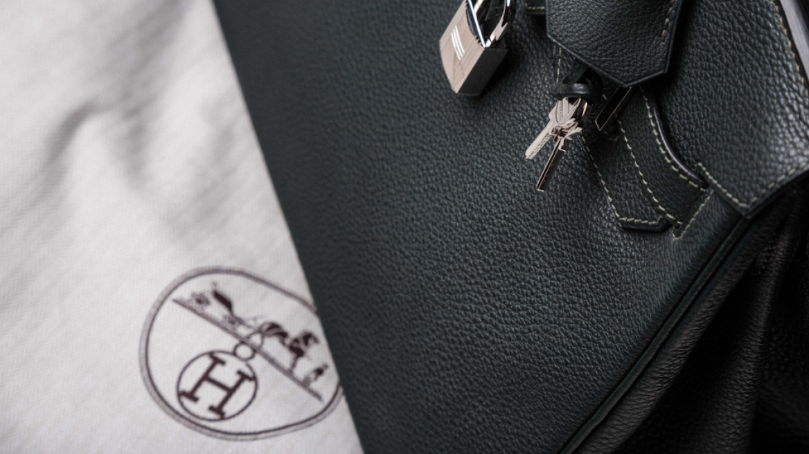 Viral στο TikTok Κινέζοι παραγωγοί που πωλούν είδη πολυτελείας σε χαμηλές τιμές - Οι livestream αγορές και οι κατηγορίες για προϊόντα «μαϊμού»