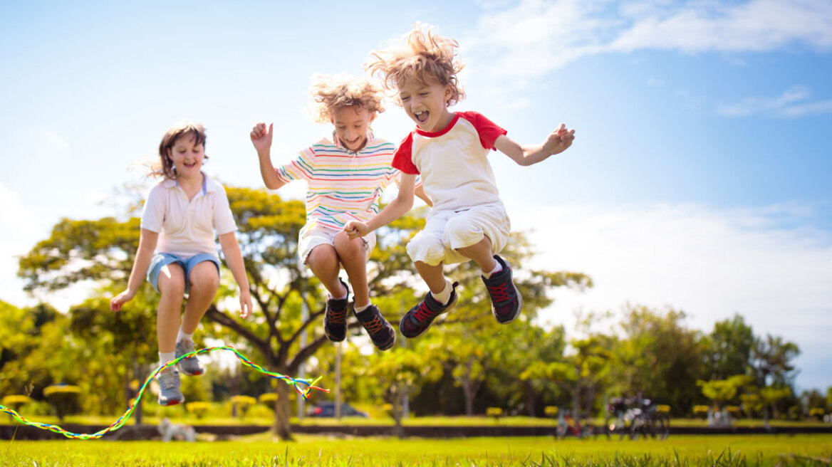 Μπορεί το μυστικό της ευζωίας να κρύβεται στα μικρά παιδιά; Τι μπορούμε να διδαχτούμε από τις νηπιακές ηλικίες 