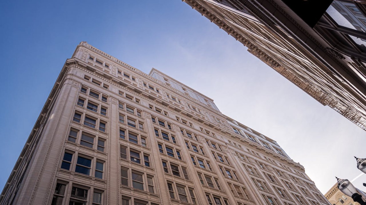 Γιατί οι πλούσιοι άνθρωποι δεν χρησιμοποιούν κουρτίνες στα σπίτια τους;