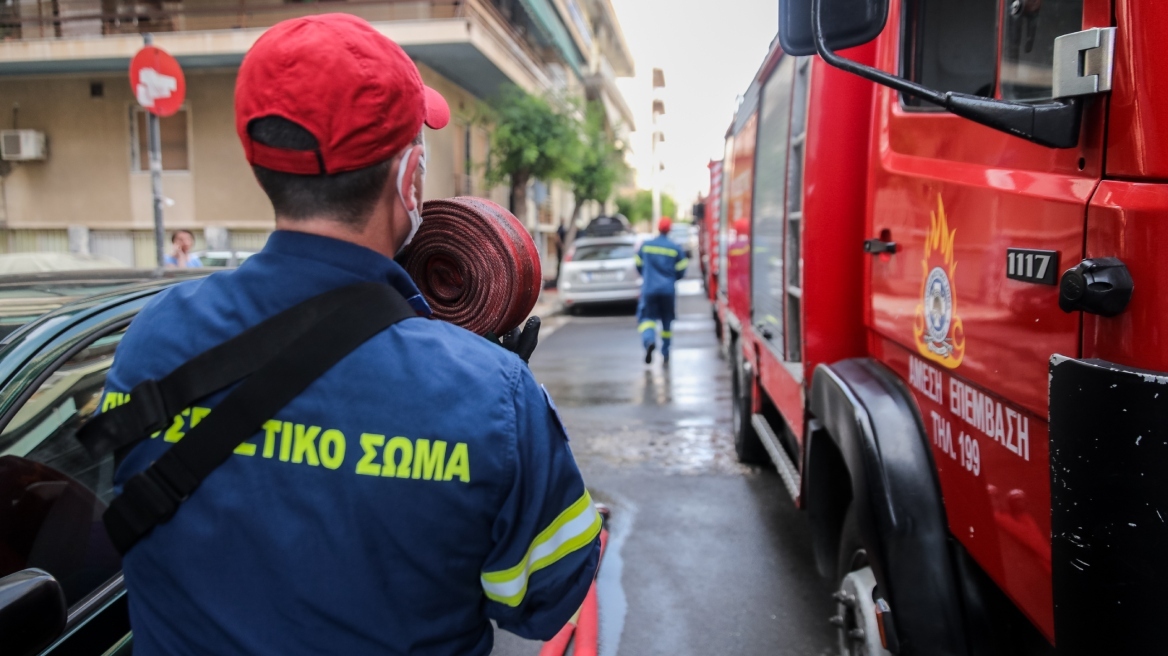 Φωτιά σε αποθήκη στο Αιγάλεω