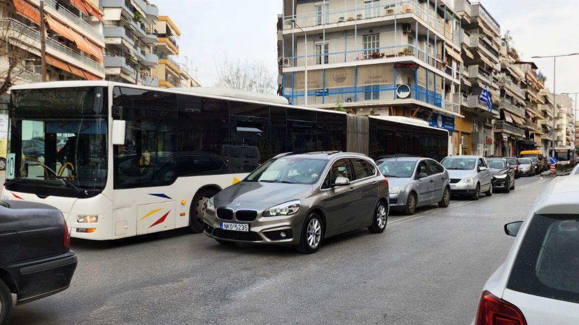 Θεσσαλονίκη: Επιβάτες και οδηγός λεωφορείου του ΟΑΣΘ τσάκωσαν επίδοξο πορτοφολά