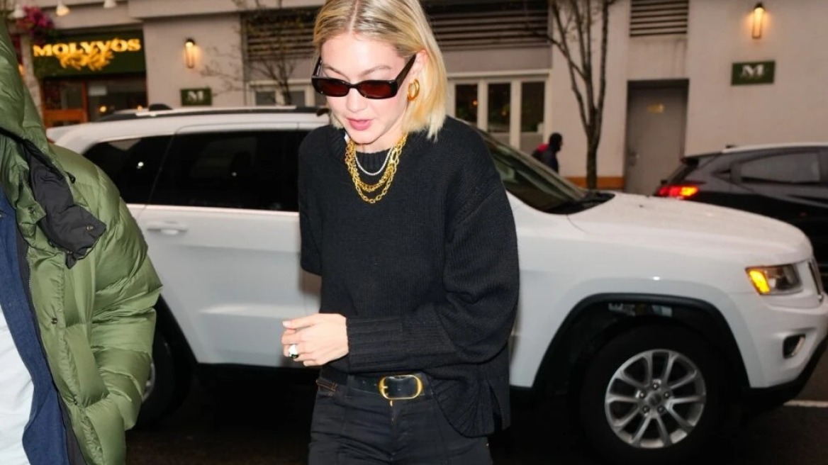 Πώς να προσθέσετε ενδιαφέρον σε ένα ολόμαυρο σύνολο σύμφωνα με τη Gigi Hadid