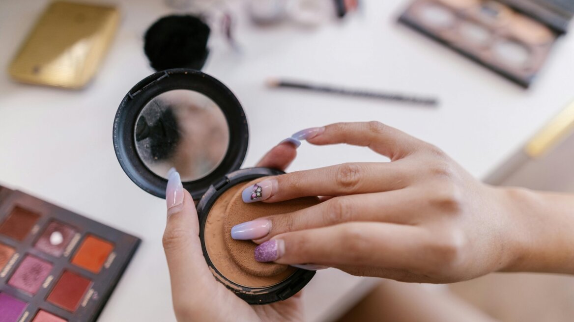 Αντηλιακές πούδρες με χρώμα: Οι 4 αγαπημένες μας κοστίζουν κάτω από 25 ευρώ