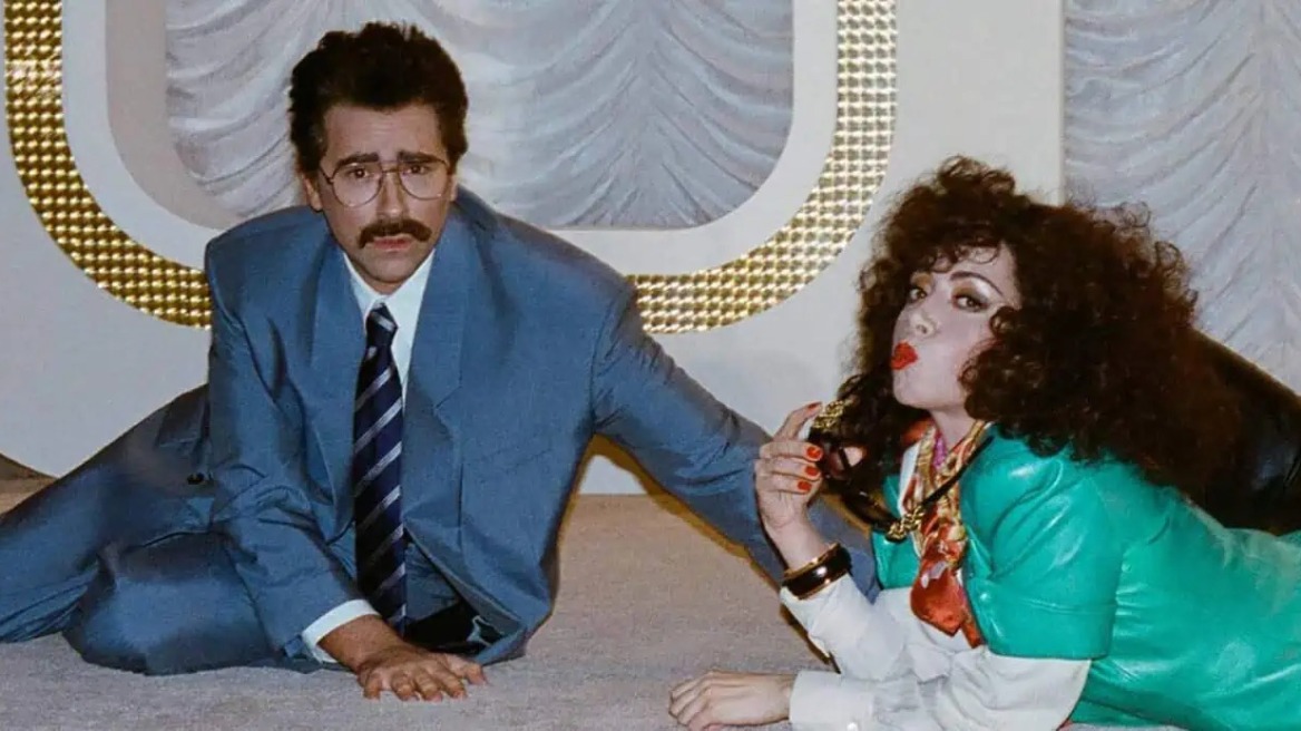 Δεν ξέρετε πώς προφέρεται ο οίκος Loewe; Δείτε την αστεία νέα καμπάνια με πρωταγωνίστρια την Aubrey Plaza