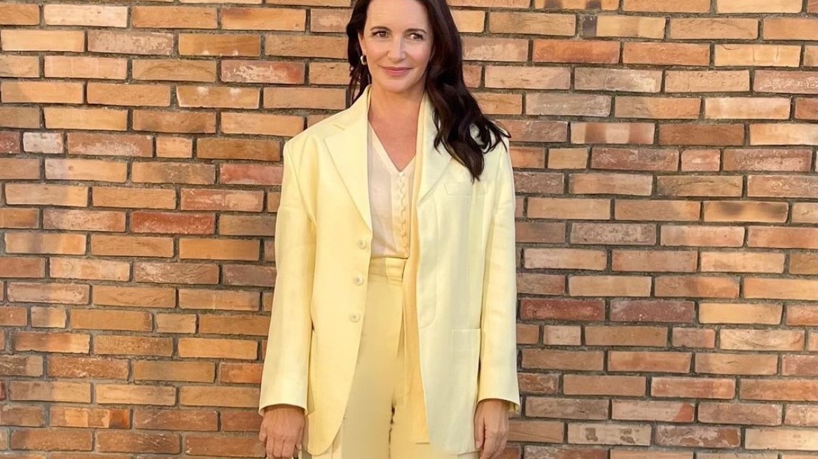 H Kristin Davis ποζάει χωρίς μακιγιάζ, με φυσικά μαλλιά 