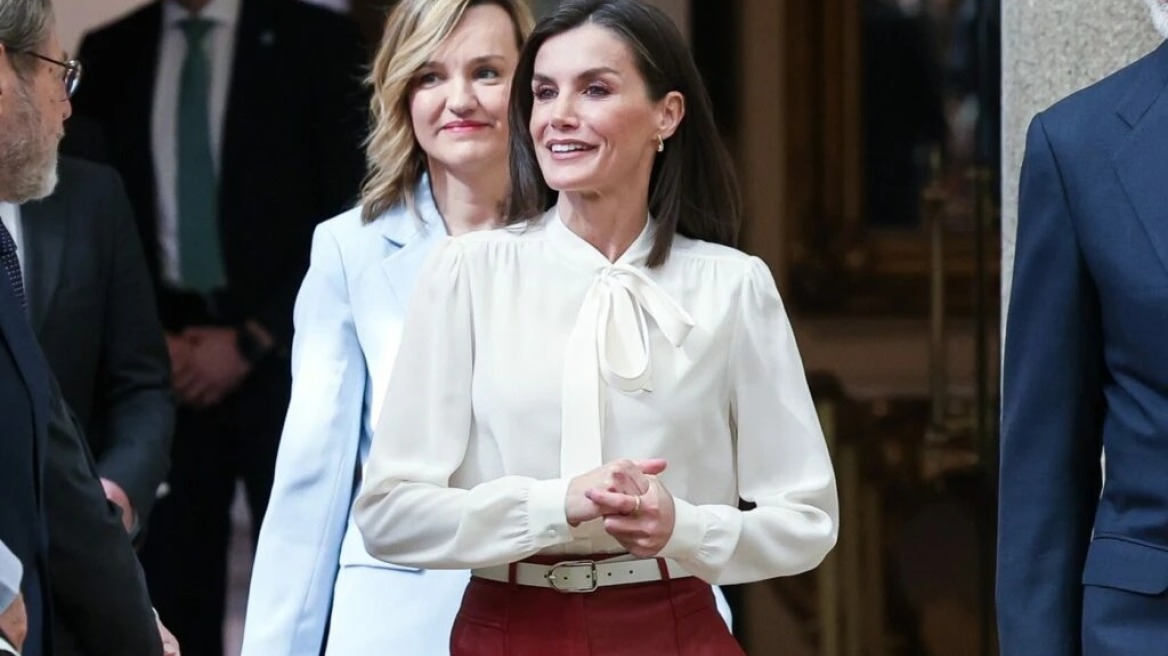 Πώς να φορέσετε κόκκινο την άνοιξη σύμφωνα με τη βασίλισσα Λετίσια