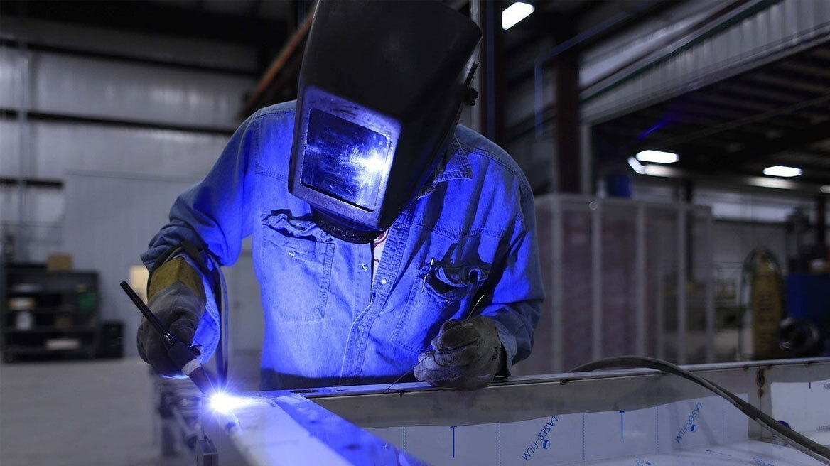 Generation Z: Δεν θέλουν πτυχία και στρέφονται σε χειρωνακτικές εργασίες