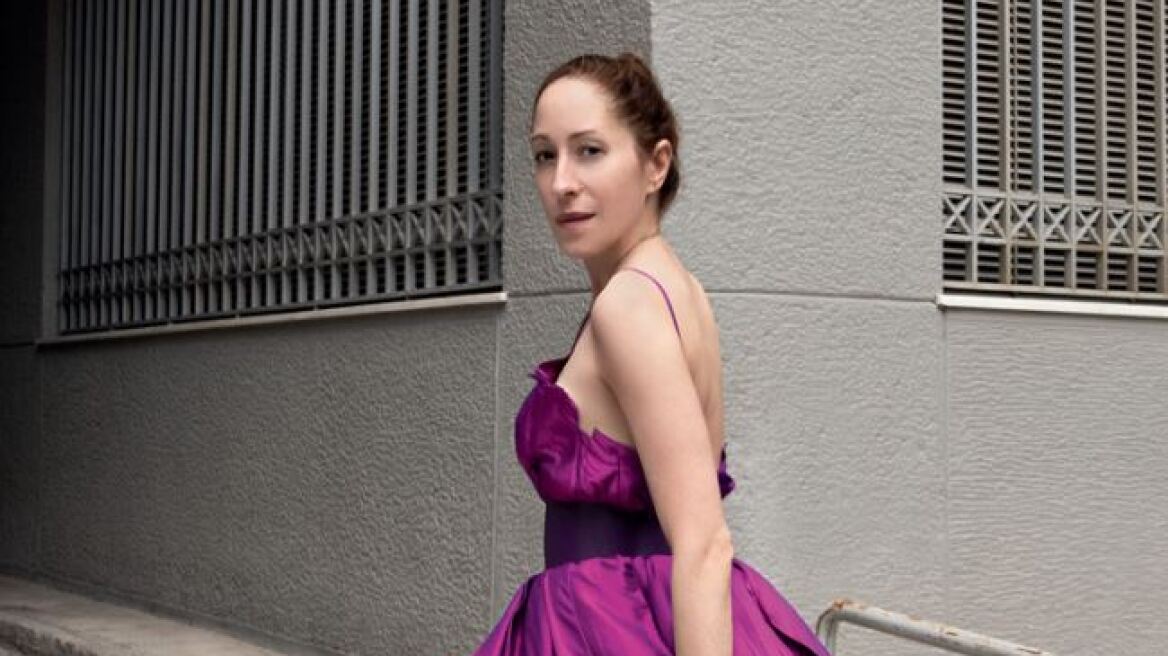 Απαστράπτουσα Κόρα Καρβούνη: Σε μια εμφάνιση όπως δεν την έχουμε συνηθίσει