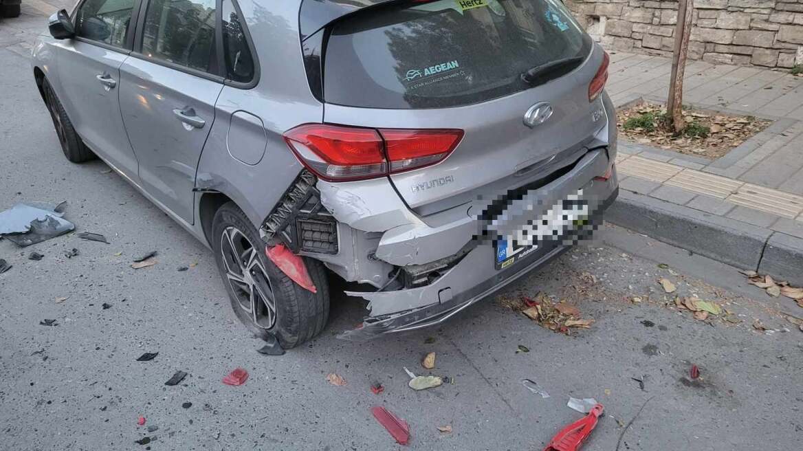 Ηράκλειο: Τρελή πορεία IX - Έπεσε πάνω σε σταθμευμένα οχήματα, ο οδηγός εξαφανίστηκε