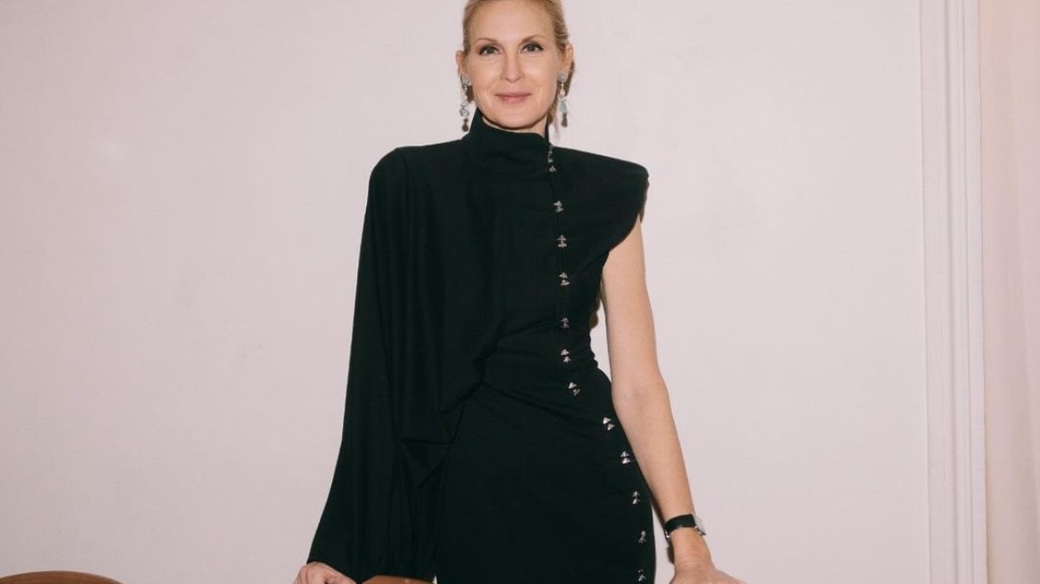 H Kelly Rutherford μάς δείχνει πώς να φορέσουμε μακριά φούστα με sneakers 