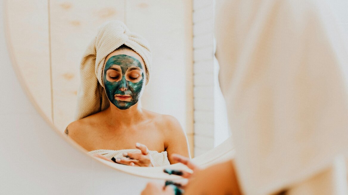 3 φυσικές αντιγηραντικές μάσκες που μπορείς να φτιάξεις μόνη σου στο σπίτι