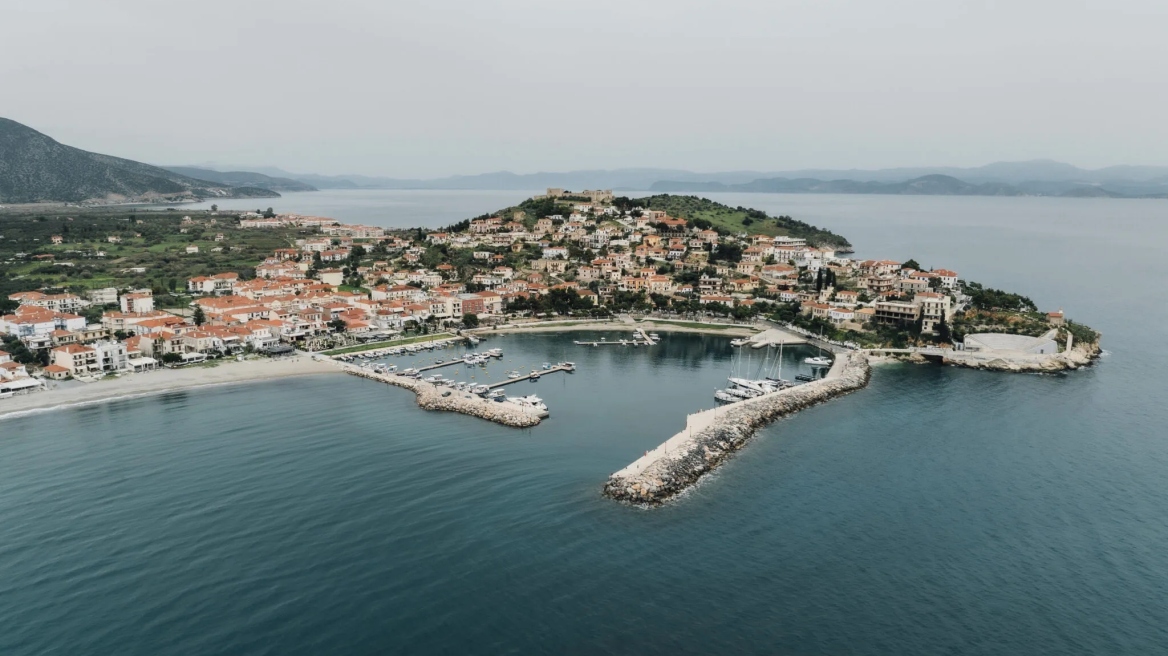 Ένα «νησί» στην Πελοπόννησο, ιδανικό για οικογενειακές αποδράσεις