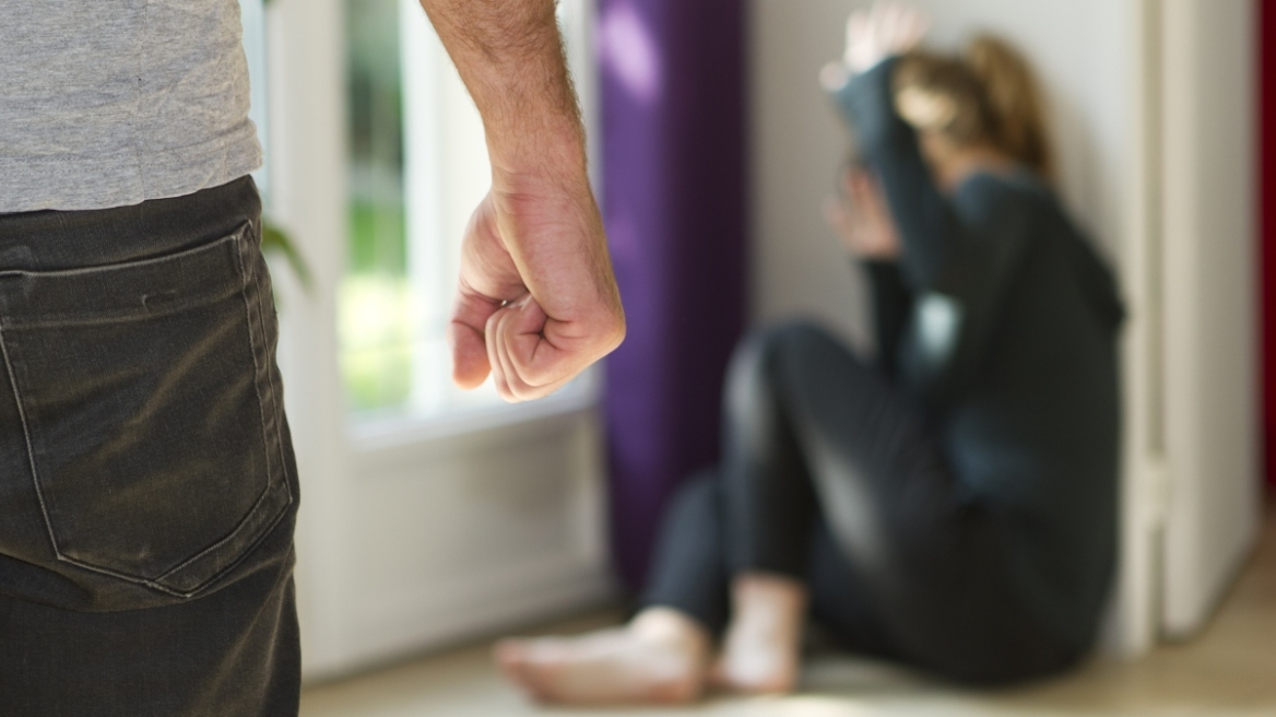 Μεσολόγγι: Τη χτυπούσε από το 2020 και δημοσιοποίησε γυμνές φωτογραφίες της