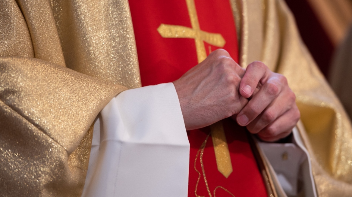 Πολωνός ιερέας ομολόγησε σεξουαλική κακοποίηση παιδιών στο Παρίσι - 14 θύματα ζητούν αποζημίωση