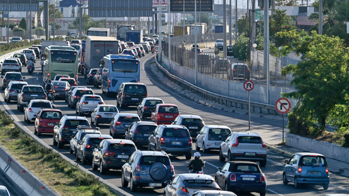 Κίνηση τώρα: Φορτηγό προσέκρουσε στις μπάρες στον Κηφισό - Καθυστερήσεις στο ρεύμα εξόδου