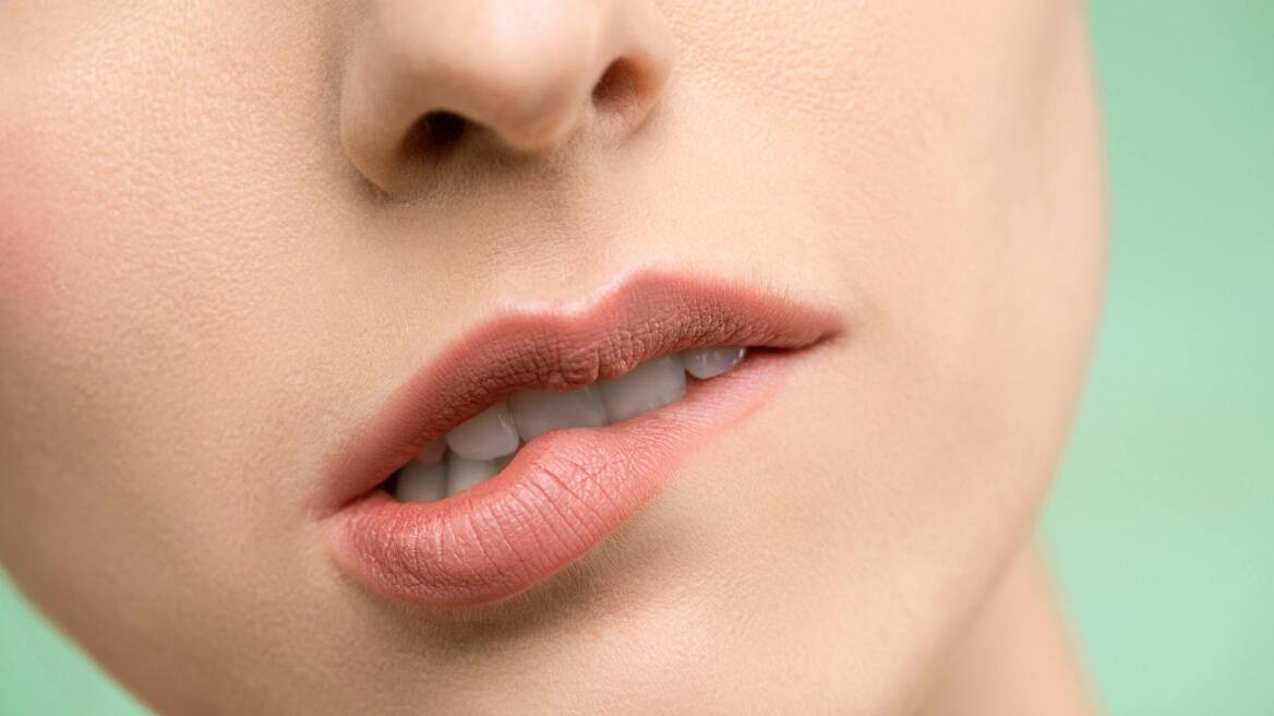 Γιατί πρέπει να σταματήσουμε να δαγκώνουμε τα χείλη μας 