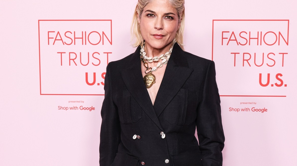 H Selma Blair περπάτησε στο κόκκινο χαλί χωρίς μπαστούνι 