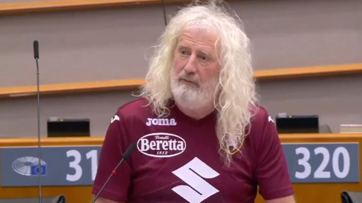 Ιρλανδός ευρωβουλευτής εμφανίστηκε με φανέλα της Τορίνο στο κοινοβούλιο και έκραξε τη Γιουβέντους - Βίντεο 