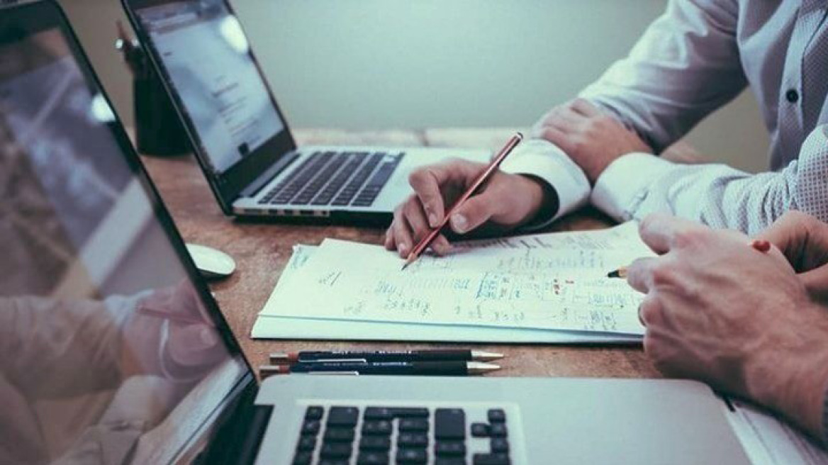 Πότε και σε ποιους η εφορία θα «κλειδώνει» τον ΑΦΜ