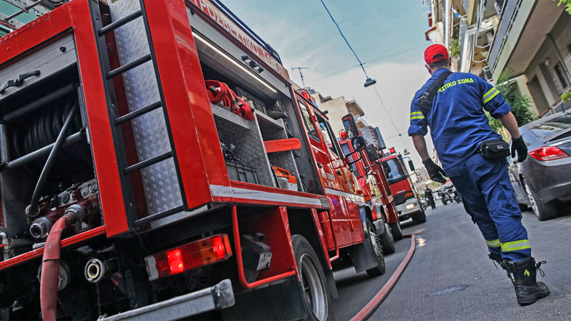 Ένας νεκρός σε φωτιά σε ξενοδοχείο στη Λιοσίων - Συναγερμός στην Πυροσβεστική 