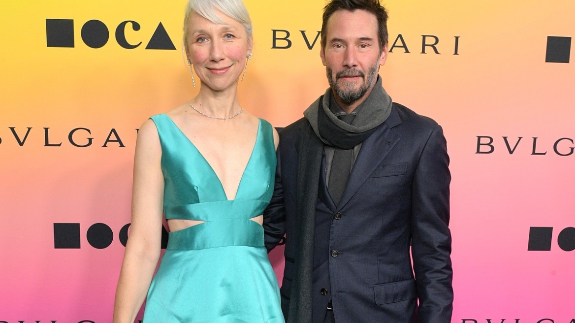 Ο Keanu Reeves και η σύντροφός του Alexandra Grant ανταλλάσσουν φιλιά σε σπάνια κοινή έξοδο 