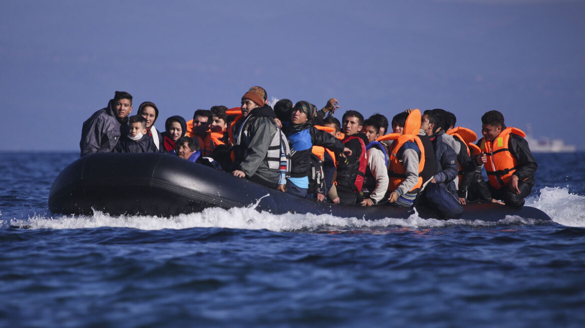 Σκάφος με 100 πρόσφυγες και μετανάστες προσάραξε στη Λέσβο