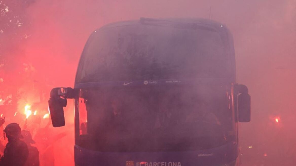 Οπαδοί της Μπαρτσελόνα... επιτέθηκαν στο λεωφορείο της ομάδας τους - Το μπέρδεψαν με εκείνο της Παρί - Βίντεο
