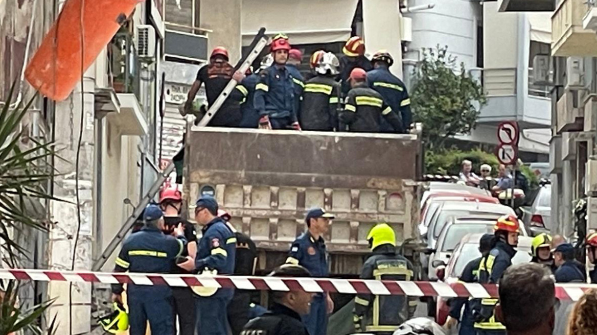 Πειραιάς: Οι πρώτες στιγμές μετά την τραγωδία - Οι πυροσβέστες εντοπίζουν τον αστυνομικό, δείτε βίντεο