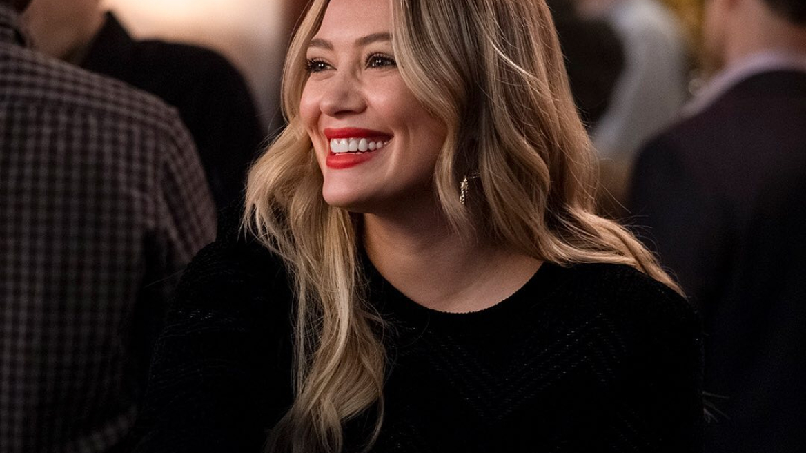 Η έγκυος Hilary Duff αποκάλυψε ότι προσπαθεί να κάνει «έξωση» στο μωρό 