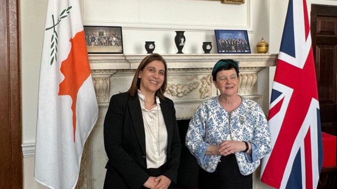 Γκάφα των Βρετανών: Κρέμασαν ανάποδα τη σημαία της Κύπρου σε επίσημη συνάντηση