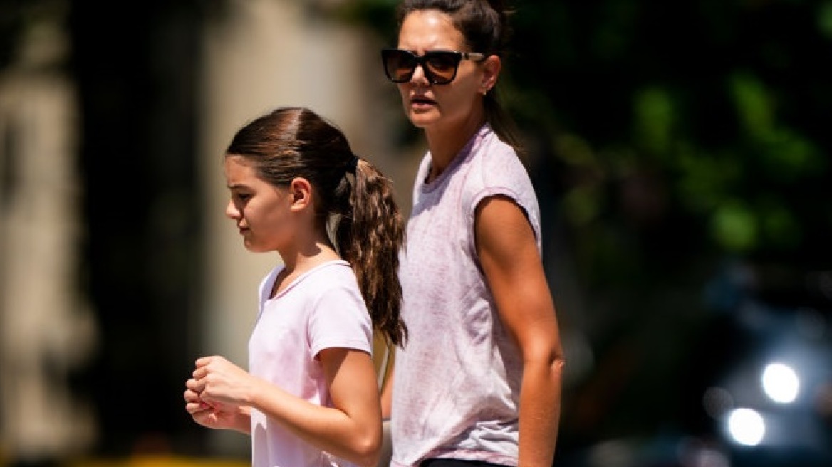 H Suri Cruise έγινε 18 ετών και πλέον μοιάζει εκπληκτικά με τη μαμά της, Katie Holmes 