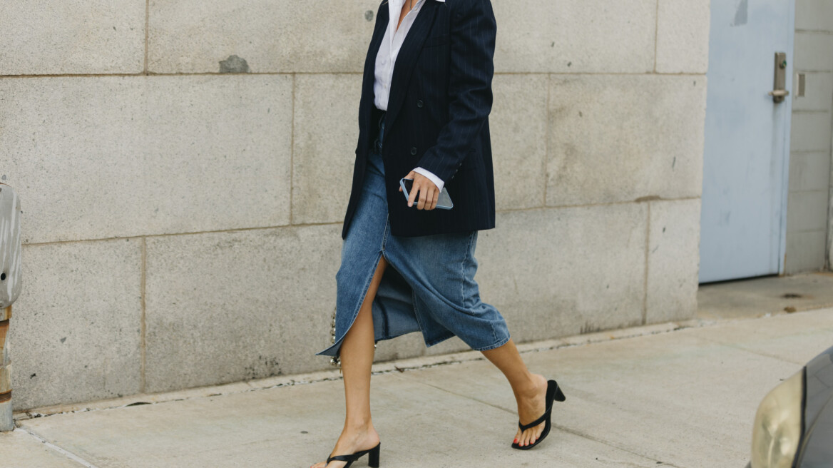 Denim φούστα: Τρεις τρόποι για να τη φορέσετε από το πρωί ως το βράδυ 