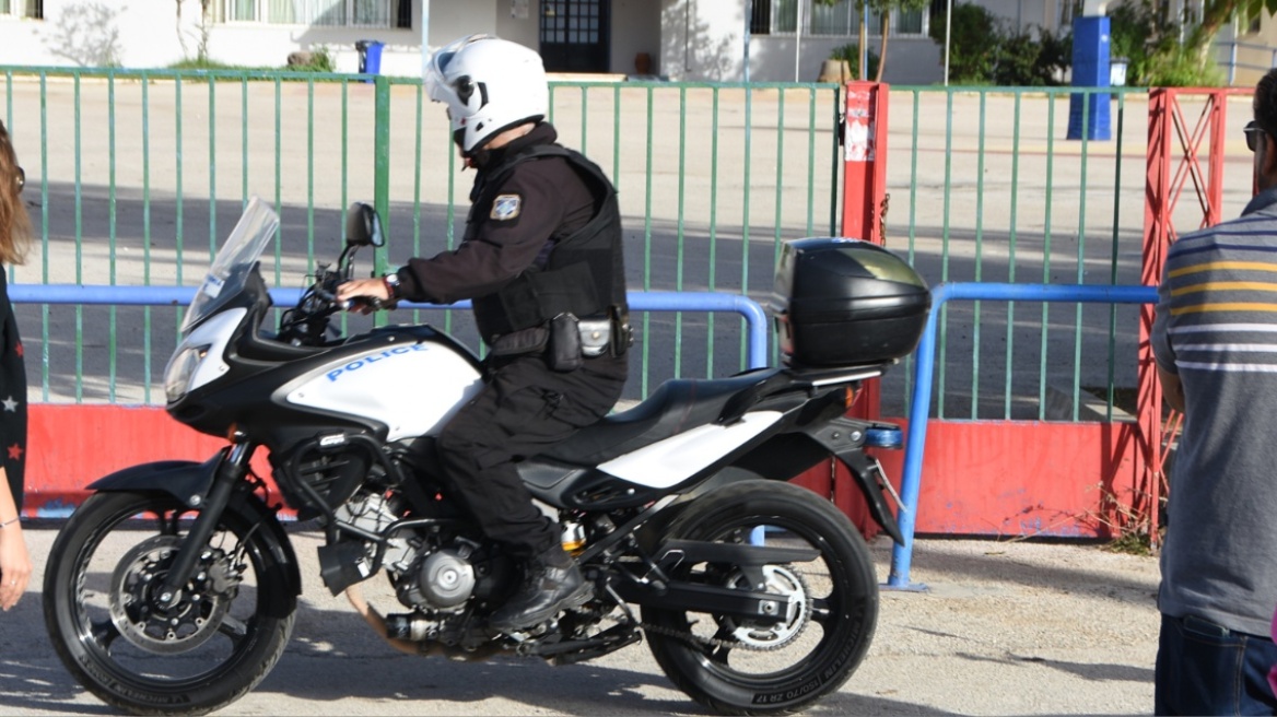 Ωρωπός: Αιματηρή συμπλοκή 15χρονων για ένα μπουφάν - Η αστυνομία ψάχνει το μαχαίρι της επίθεσης  