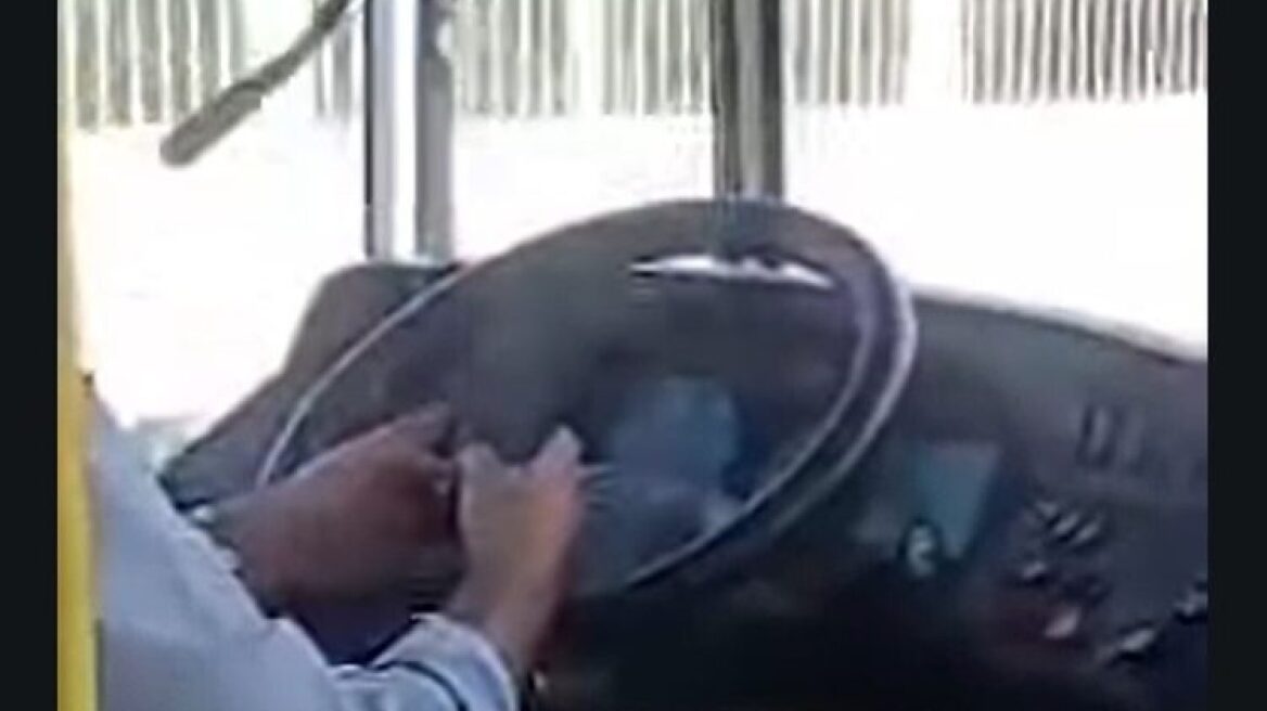 Χανιά: Οδηγός ΚΤΕΛ παίζει με το κινητό του την ώρα που εκτελεί δρομολόγιο - Δείτε βίντεο