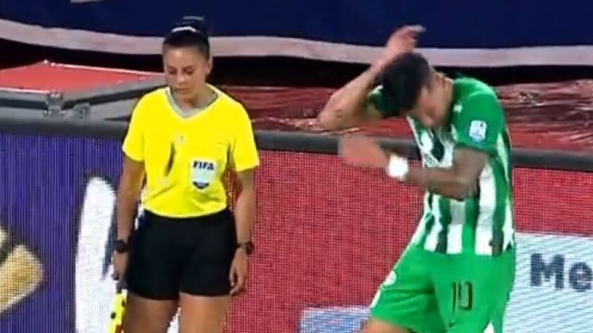 Οπαδός στην Κολομβία πέταξαν μαχαίρι σε ποδοσφαιριστή την ώρα εκτέλεσης κόρνερ - Βίντεο 