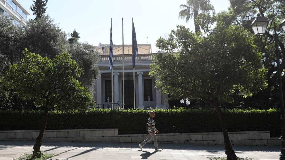 Κυβερνητικές πηγές για Φάμελλο: Περίεργο να ζητούν συζήτηση στη Βουλή για την ακρίβεια όσοι ευαγγελίζονται λεφτόδεντρα