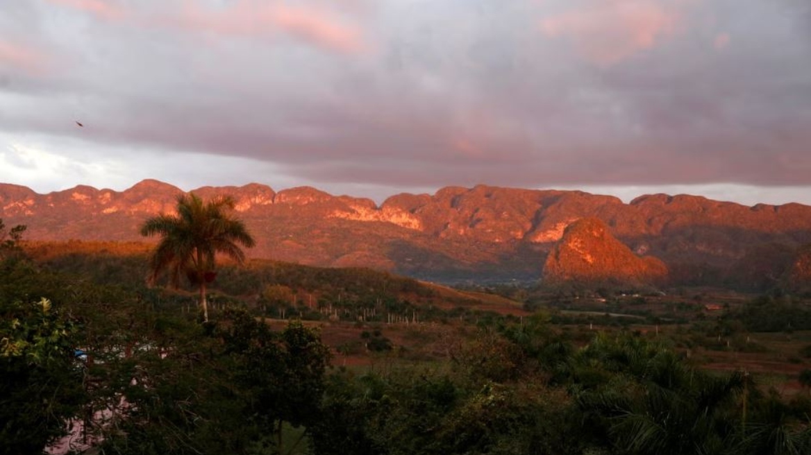 Κούβα: Φωτιά κατακαίει πευκοδάσος κοντά στην κορυφαία τουριστική πόλη Βινιάλες
