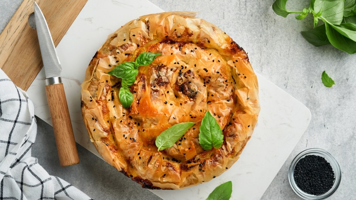 Όλα τα μυστικά για πίτα με φύλλο κρούστας ή χωριάτικο βήμα-βήμα (+ συνταγές)