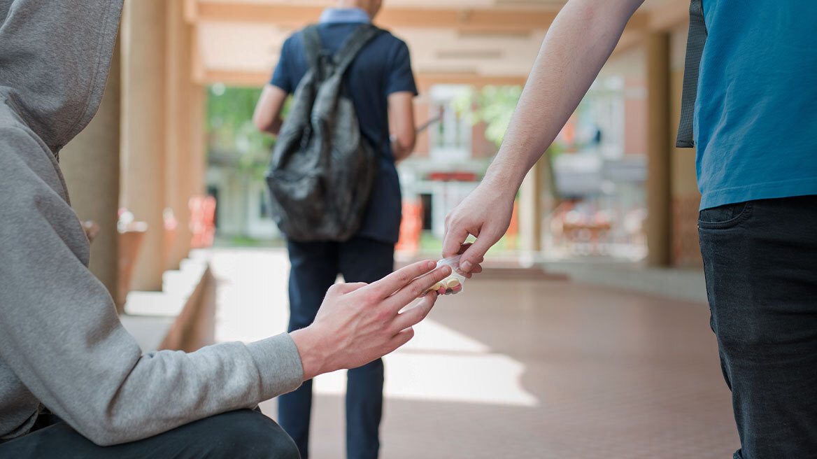 Πάτρα: Είχαν στήσει κύκλωμα διακίνησης ναρκωτικών σε σχολείο - Στις 19 οι συλλήψεις