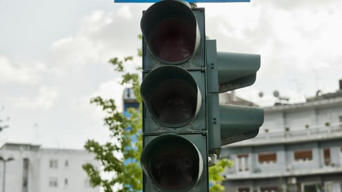 Δεν λειτουργούν τα φανάρια στη συμβολή των οδών Α. Φραντζή και Ιππώνακτος στον Νέο Κόσμο 