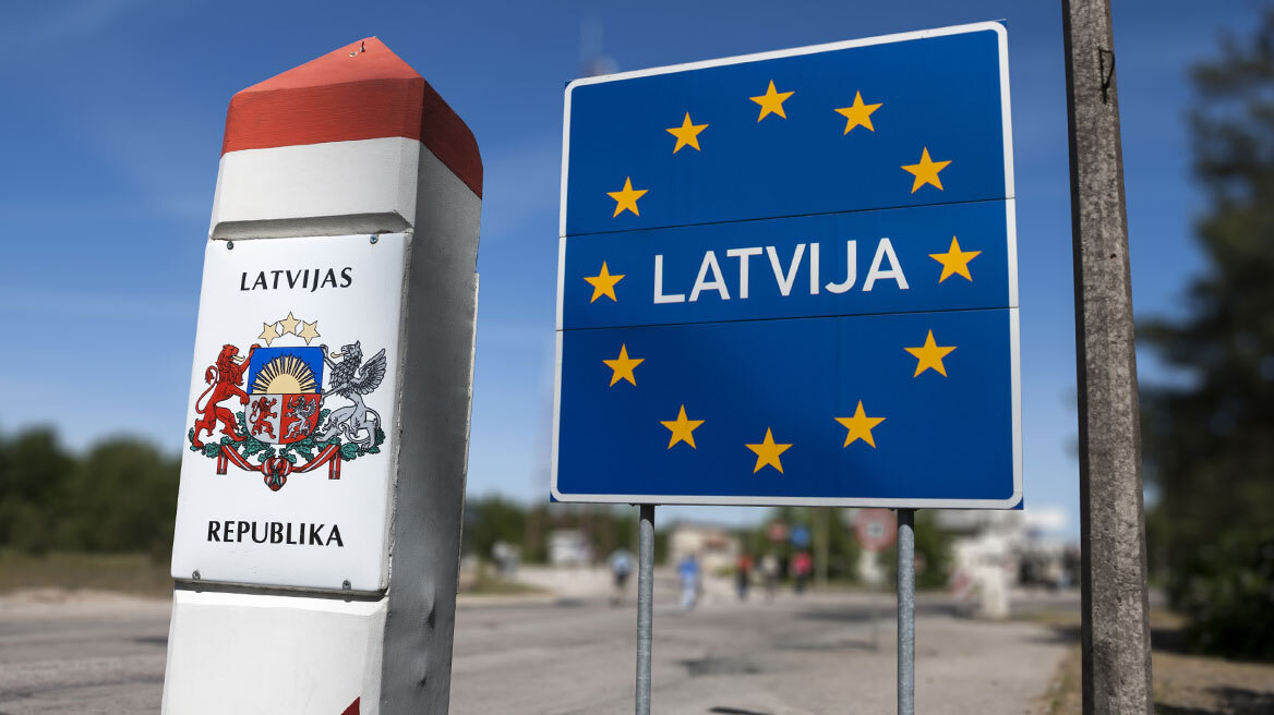 Η Λετονία καταγγέλλει οργανωμένη εισροή μεταναστών από τη Ρωσία και απαγορεύει τη διέλευση πεζών στα σύνορα