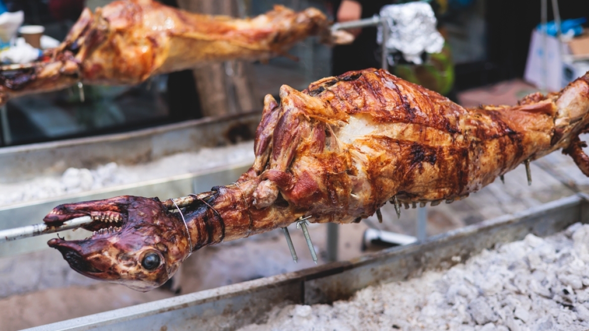 Αρνί του Πάσχα: Το κάρβουνο είναι το μυστικό για… τραγανή πετσούλα