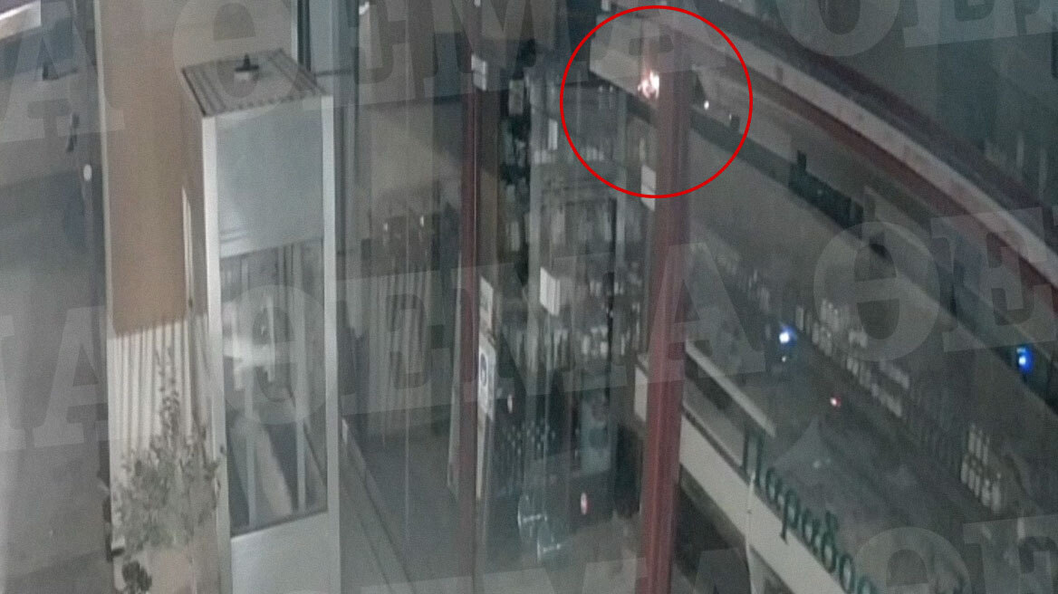 Τροχαίο στο Πικέρμι: Βίντεο ντοκουμέντο από το δυστύχημα στη λεωφόρο Μαραθώνος - Η στιγμή που το ΙΧ τυλίγεται στις φλόγες