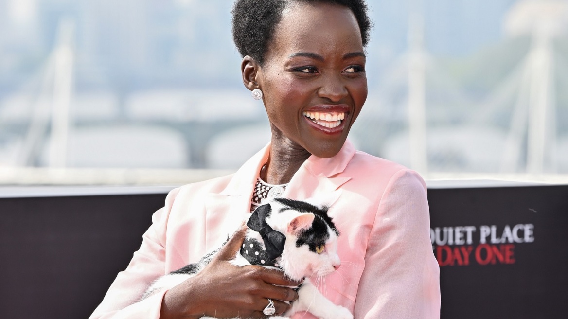 H Λουπίτα Νιόνγκο εμφανίστηκε με μια γάτα στο κόκκινο χαλί