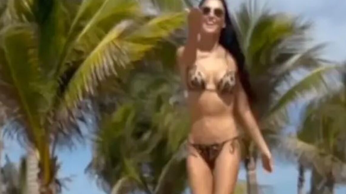 Ντέμι Μουρ: Με λεοπάρ σέξι μπικίνι στην παραλία με τις κόρες και τις εγγονές της