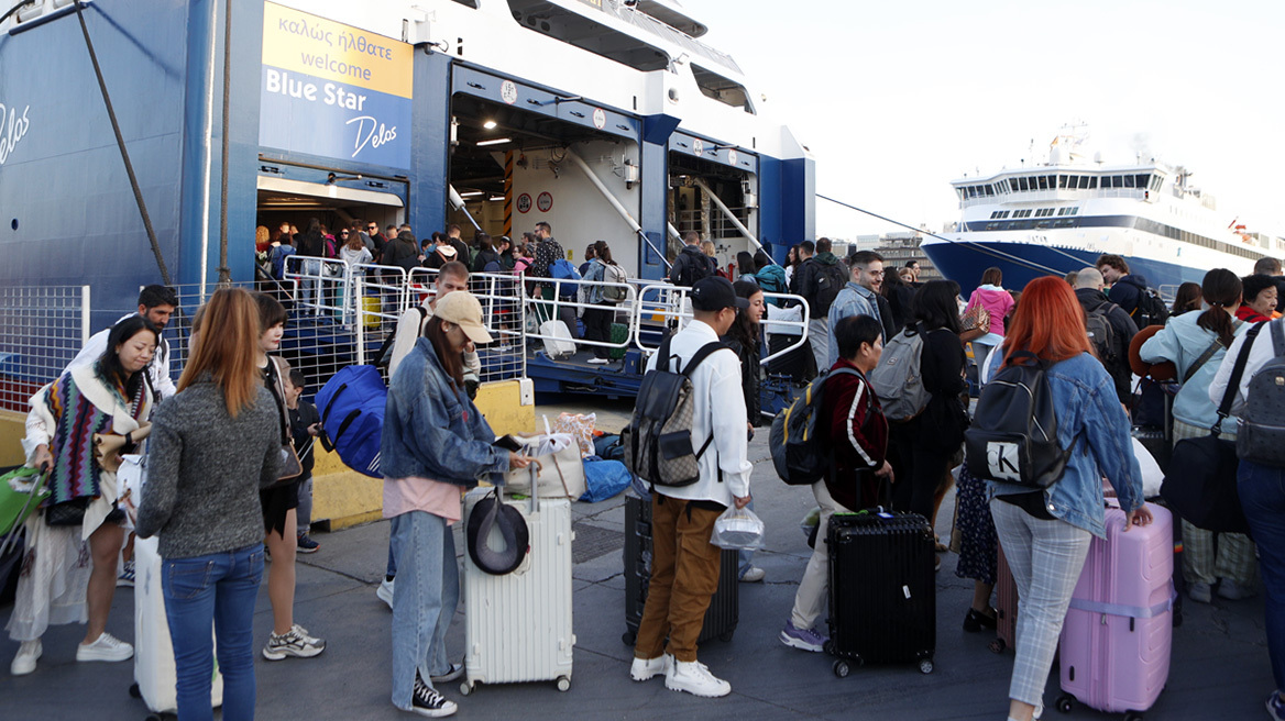 Έφυγαν και οι τελευταίοι αδειούχοι του Ιουλίου - Στο 100% η πληρότητα στα πλοία