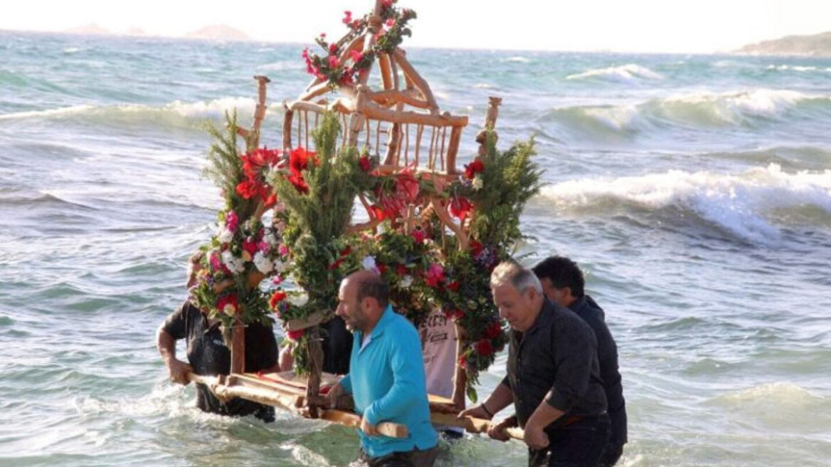 Νάξος: Πλήθος πιστών στην ξεχωριστή περιφορά του Επιταφίου μέσα στη θάλασσα - Βίντεο