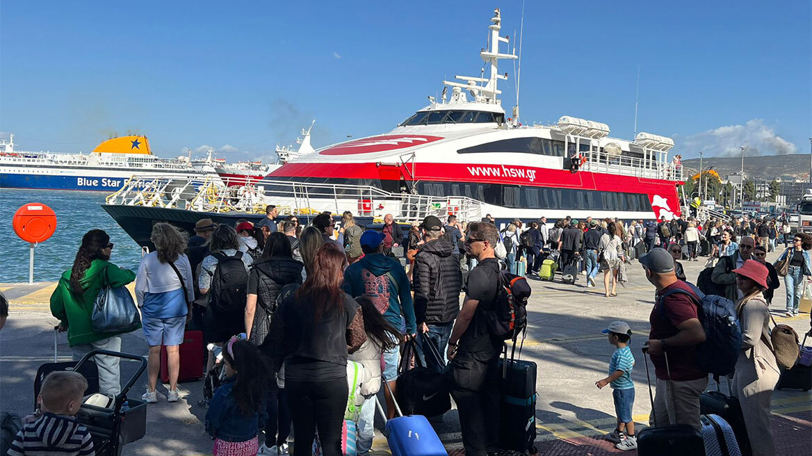 Πειραιάς: H έξοδος για το Πάσχα προκάλεσε... μποτιλιάρισμα πλοίων στο λιμάνι - Δείτε βίντεο