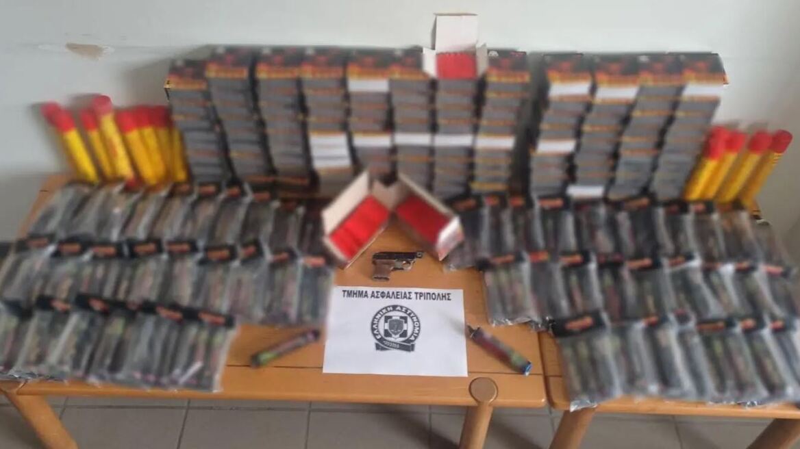 Αρκαδία: Πωλούσε χιλιάδες κροτίδες και ναυτικές φωτοβολίδες