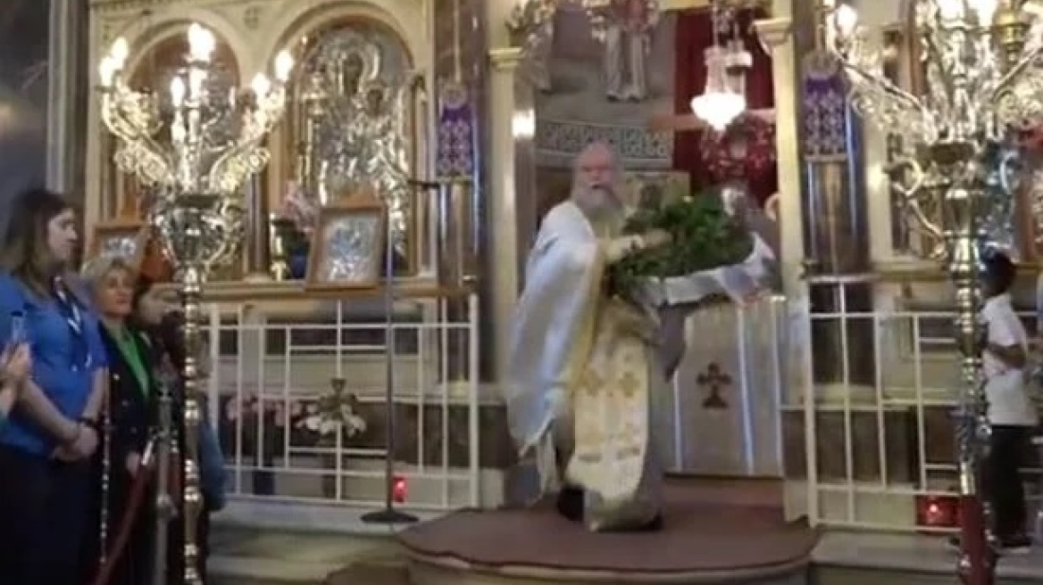 Πρώτη Ανάσταση σε Χίο και Νάξο - Έκλεψε την παράσταση ο viral ιερέας Χριστοφόρος Γουρλής - Δείτε βίντεο